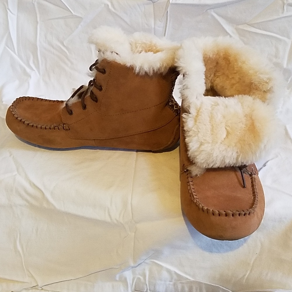 UGG Australia Lace-Up CHICKAREE Bootie